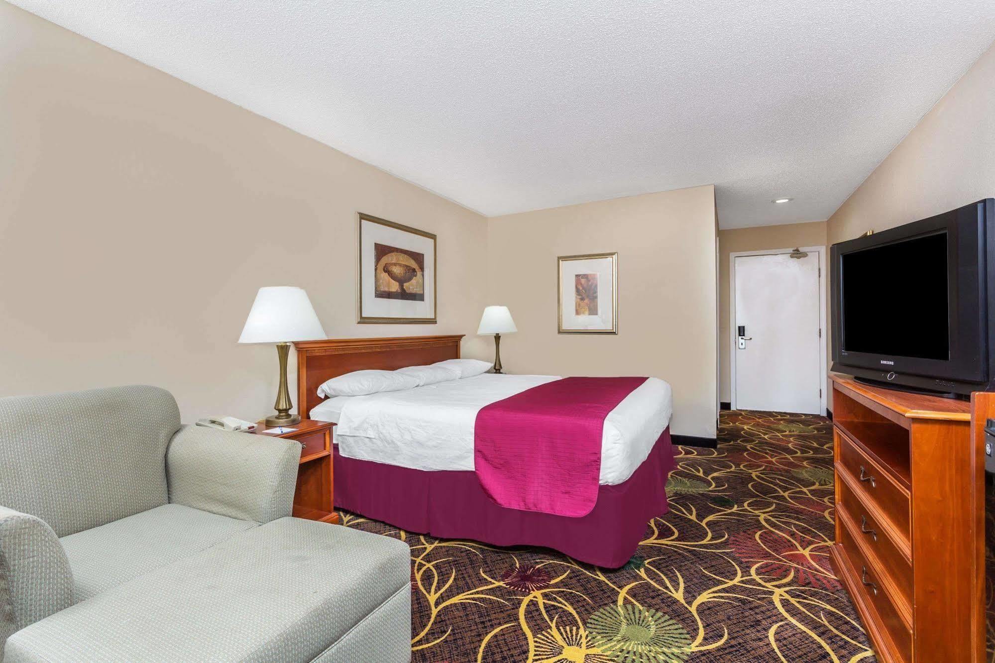 Baymont By Wyndham Cornelia Hotel Buitenkant foto